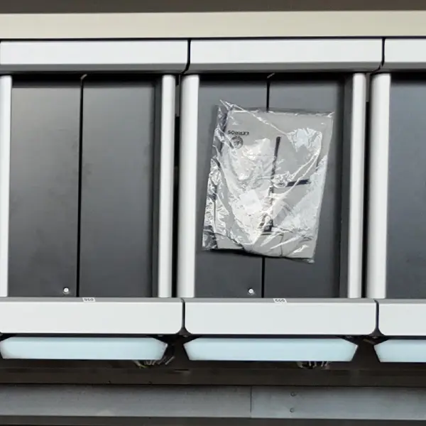 Split Tray sorter met pakketten